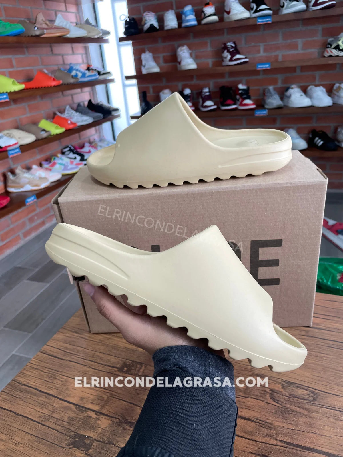 Yeezy Slide Café Claro Sneakers