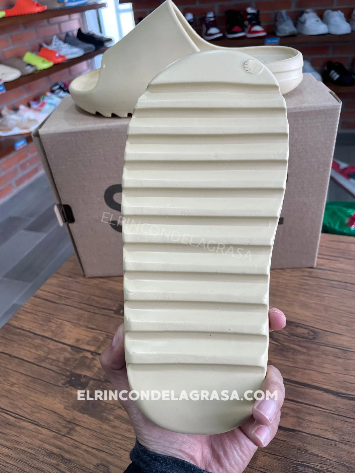 Yeezy Slide Café Claro Sneakers