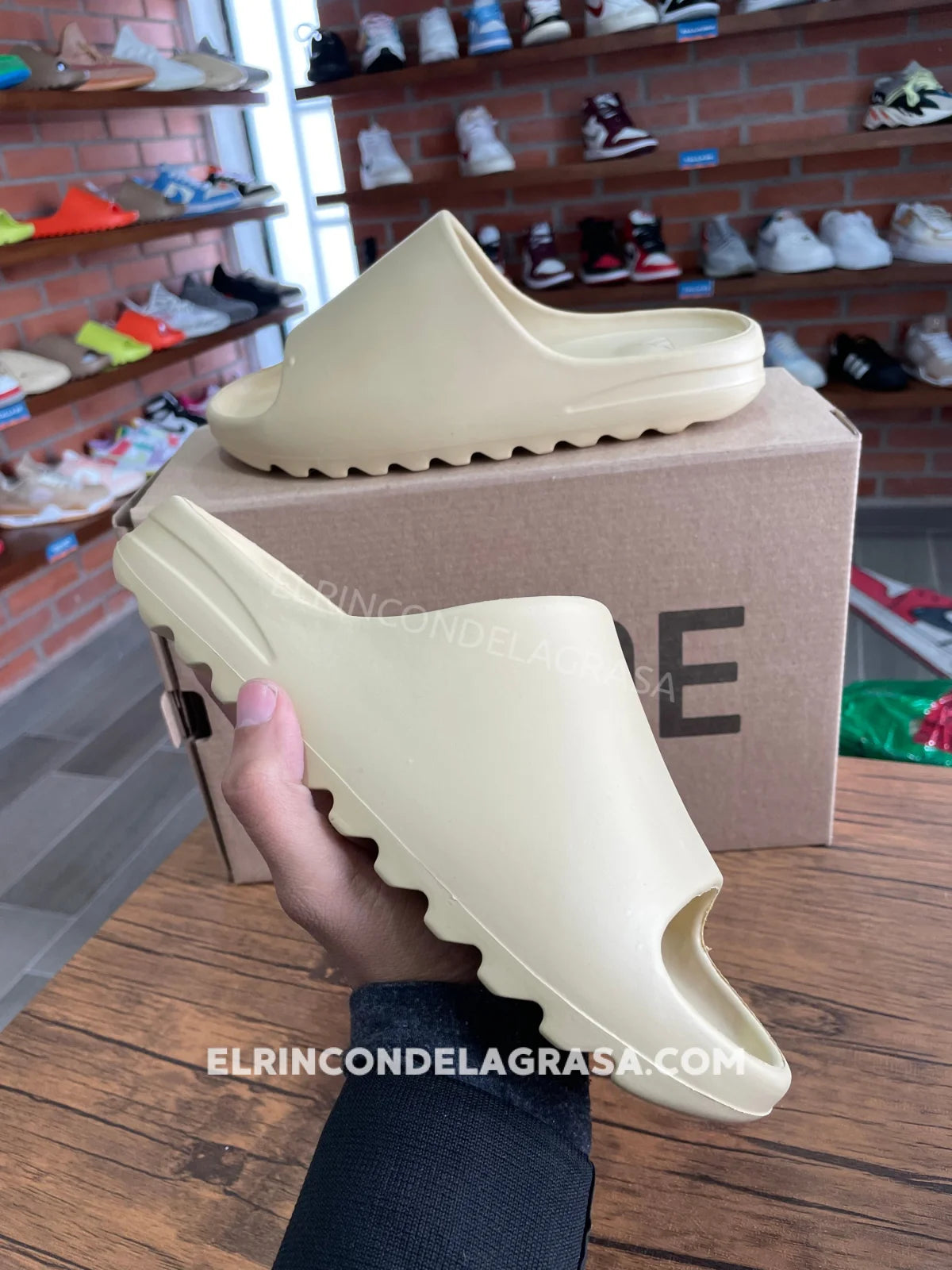 Yeezy Slide Café Claro Sneakers