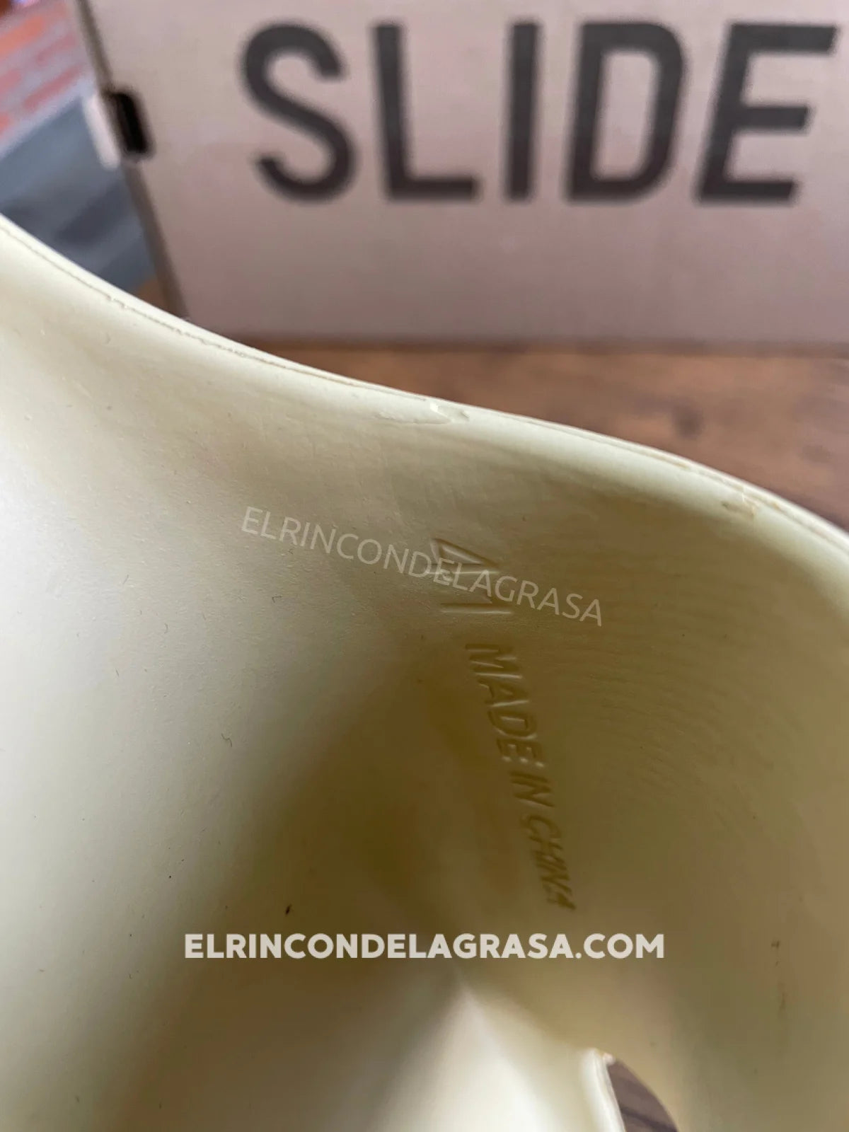Yeezy Slide Café Claro Sneakers