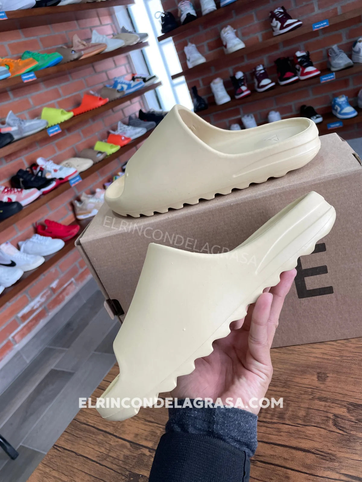 Yeezy Slide Café Claro Sneakers
