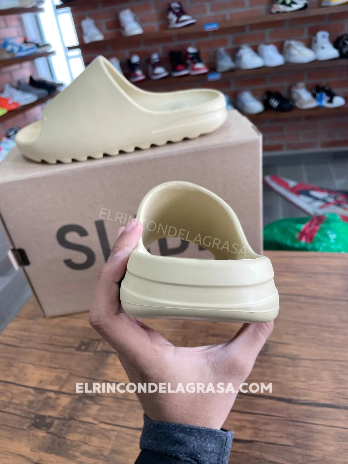 Yeezy Slide Café Claro Sneakers