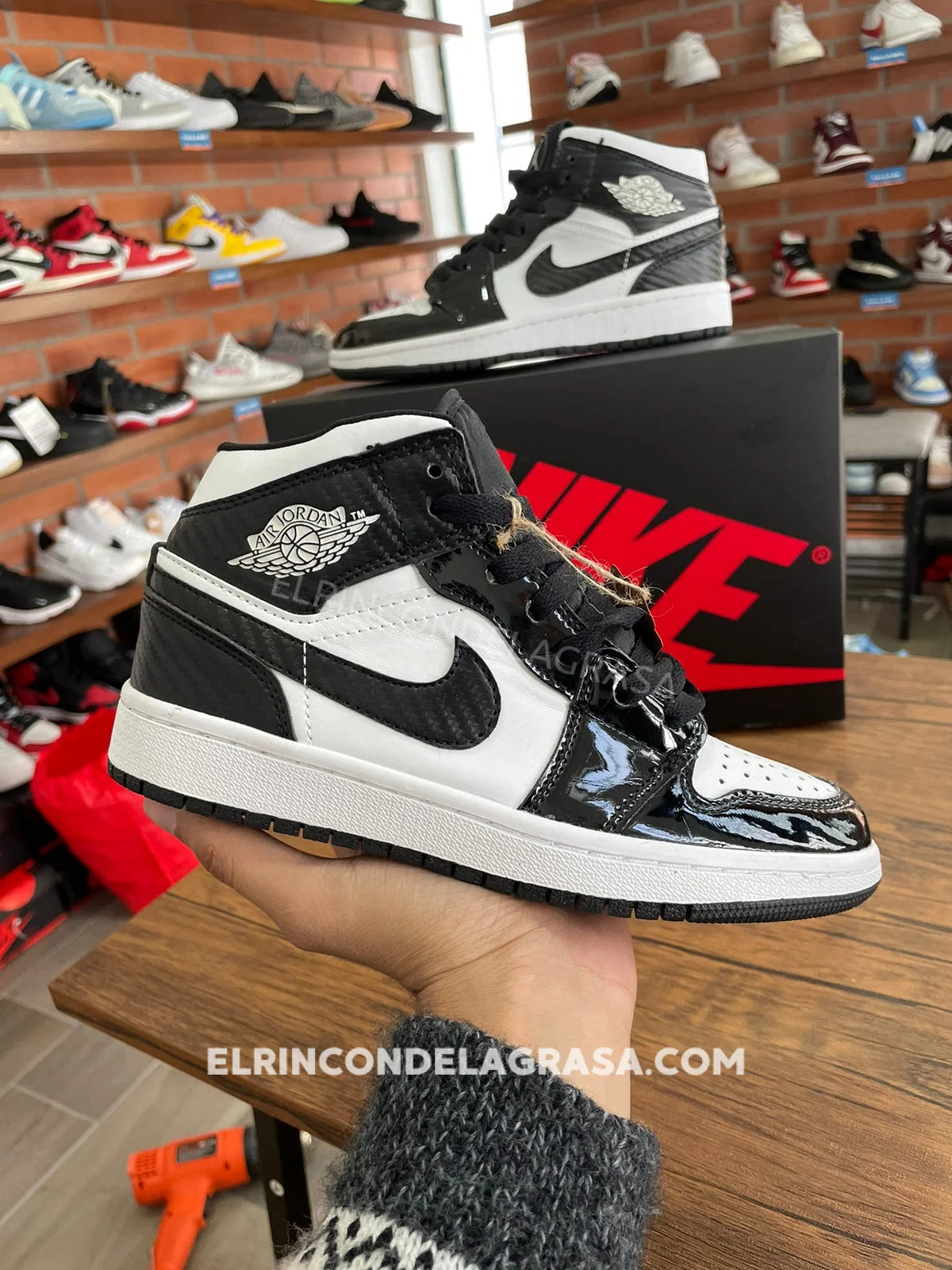 Jordan 1 Carbon Fiber Sneakers