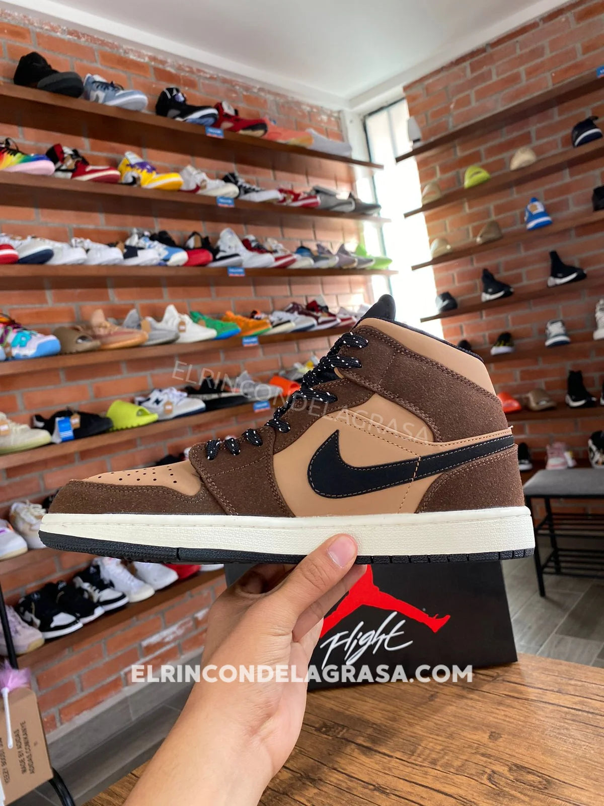 Jordan 1 Mid Cafes Sneakers