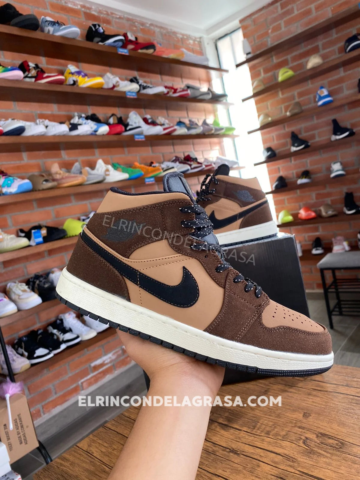 Jordan 1 Mid Cafes Sneakers