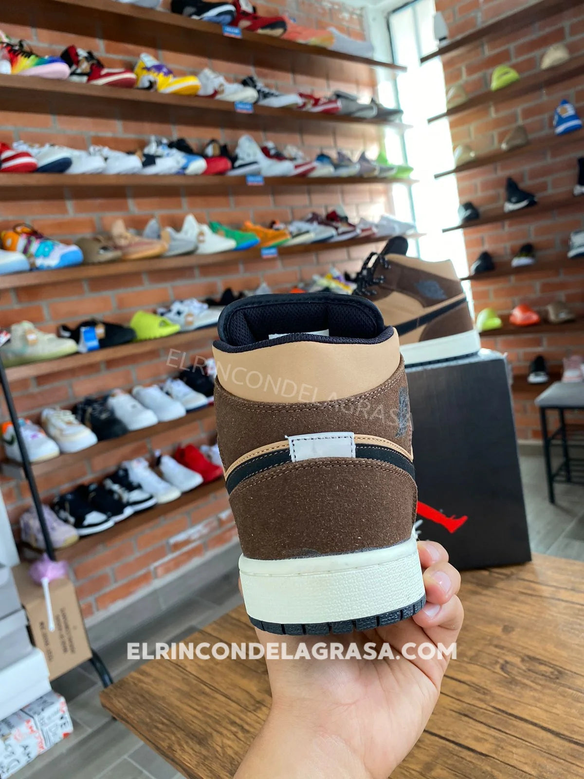 Jordan 1 Mid Cafes Sneakers