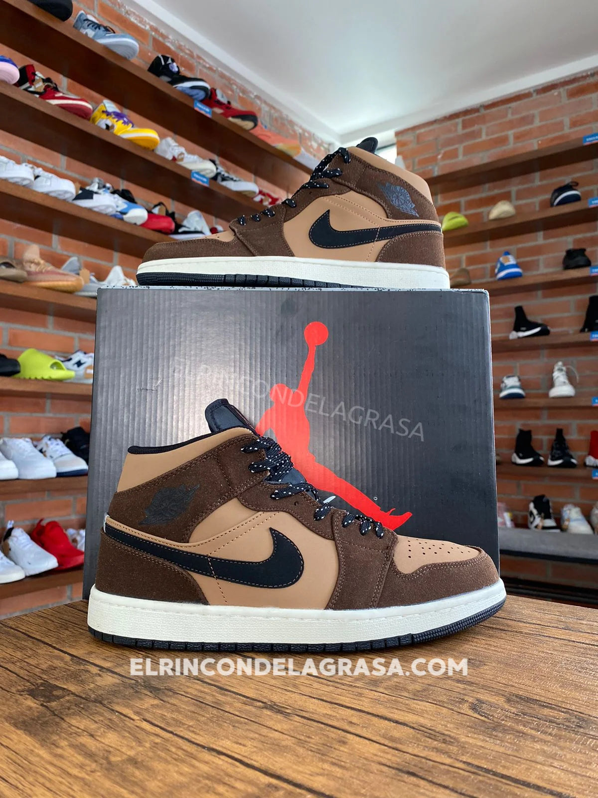 Jordan 1 Mid Cafes Sneakers