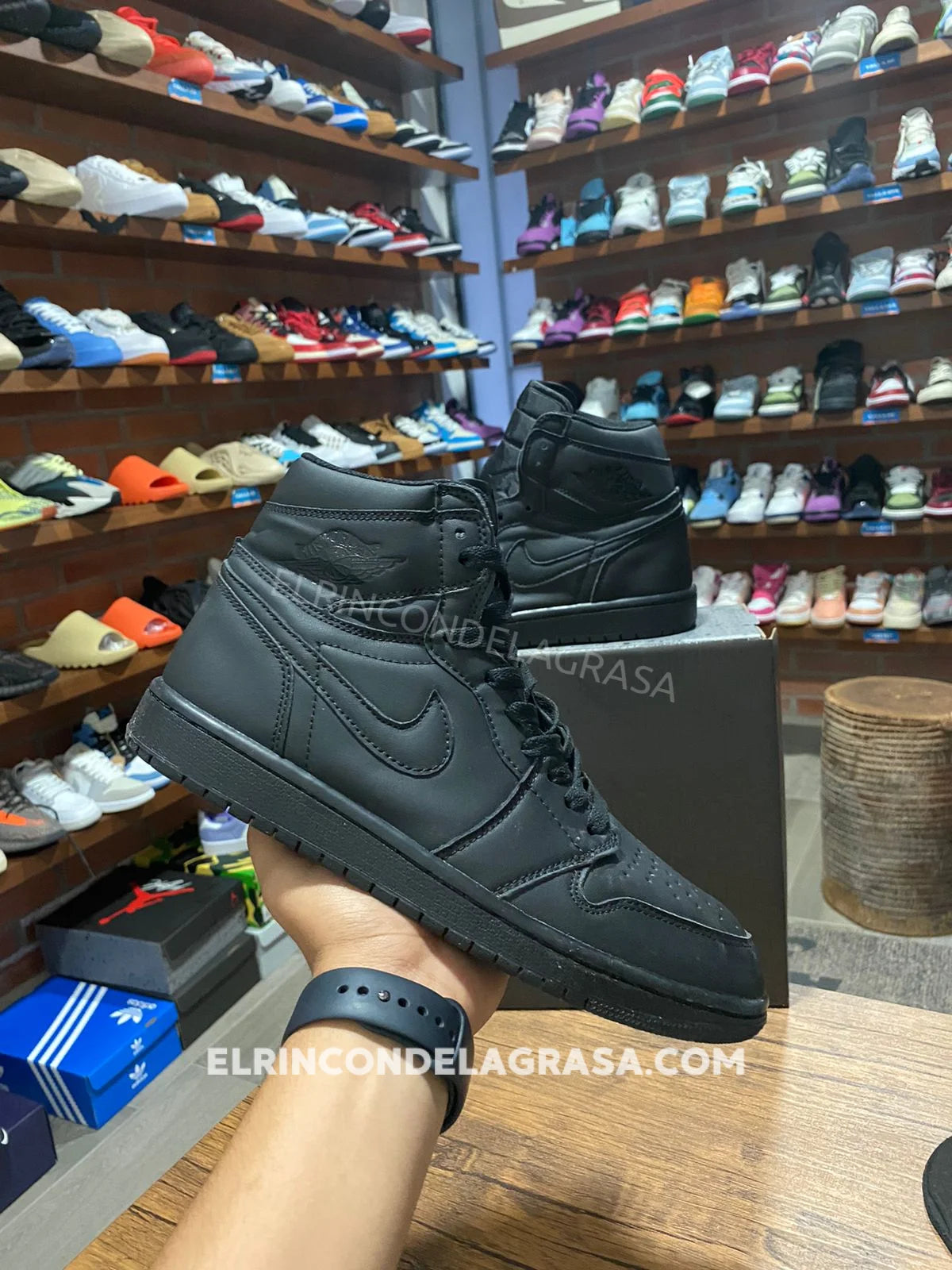 Jordan 1 Triple Black