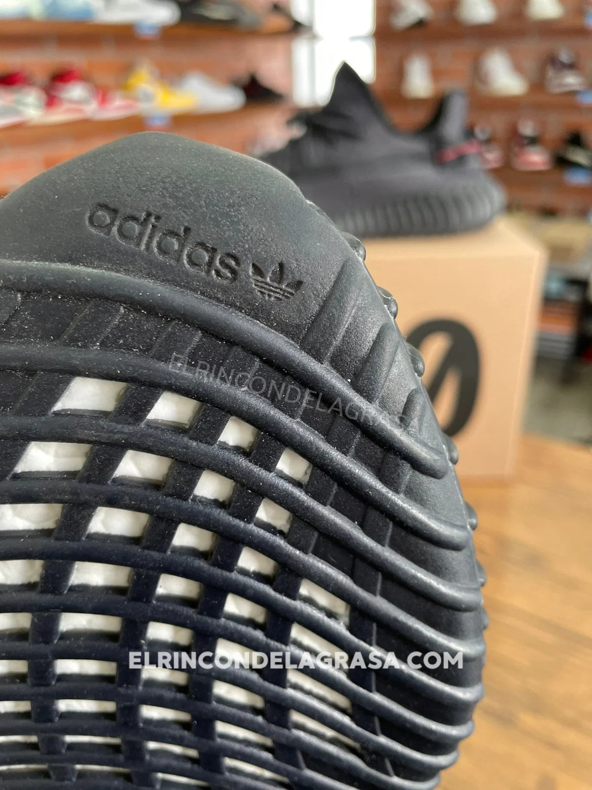 Adidas yeezy gris letra hotsell